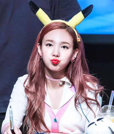 twice-nayeon-20170527
