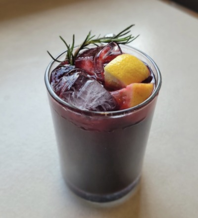 ブラックベリーハイボールベリー色のお酒にレモン果実とレモングラスを添えて